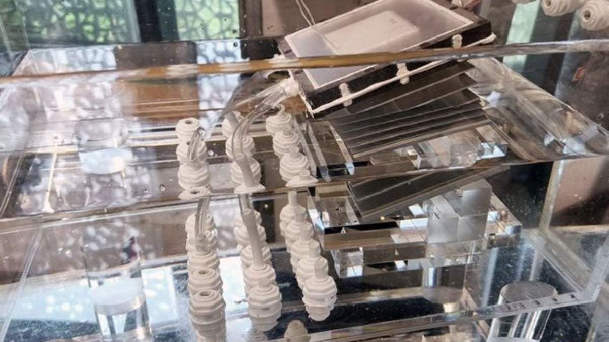 Un prototipo inclinado de 10 etapas está ubicado en un depósito "parecido a un barco"