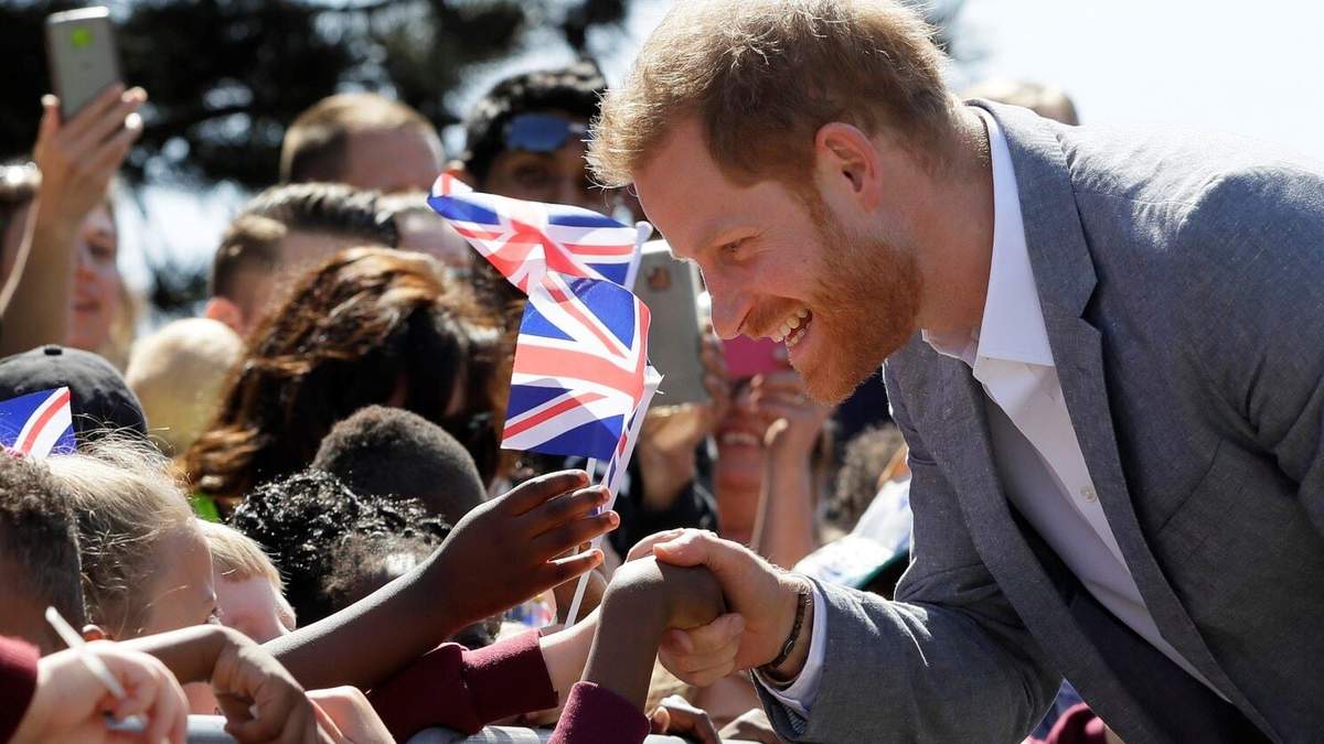El príncipe Enrique de Gran Bretaña saluda al visitar el Centro Vecinal Barton en Oxford, Inglaterra, el martes 14 de mayo de 2019. El duque de Sussex cumplió 40 años el 15 de septiembre de 2024