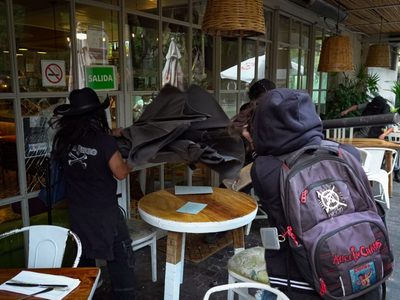 Protesta contra la gentrificación en la CDMX termina en vandalismo y acoso a turistas (Videos)