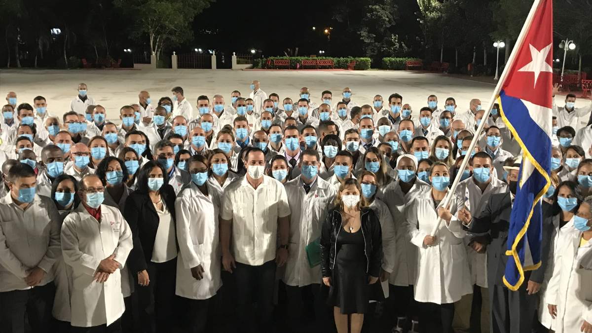 Especialistas médicos cubanos