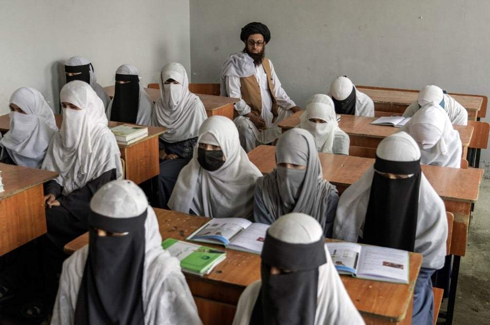 Niñas afganas asisten a una escuela religiosa, que permaneció abierta desde la toma Talibán, en Kabul, en Afganistán