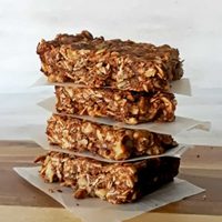 Barritas de avena, frutilla y chocolate: no gastes en el kiosco y preparalas así en casa