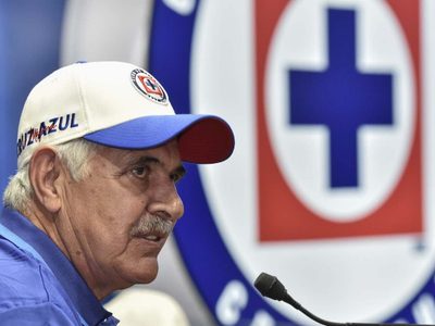 Tuca Ferretti dejó de ser entrenador del Cruz Azul