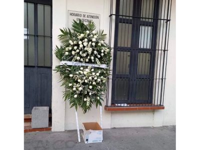 Dejan corona fúnebre y cabeza de vaca afuera de la CDHEC