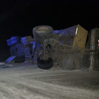 Impactante vuelco: un camión de gran porte quedó atravesado en la ruta N° 3