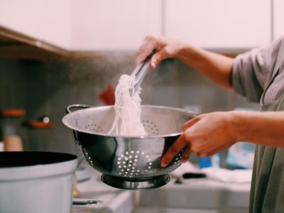 Muy fácil: no tires el viejo colador de la cocina y hacé esta increíble lámpara vintage que es tendencia