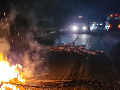 Cortan la ruta 22 y bloquean el acceso a pozos petroleros