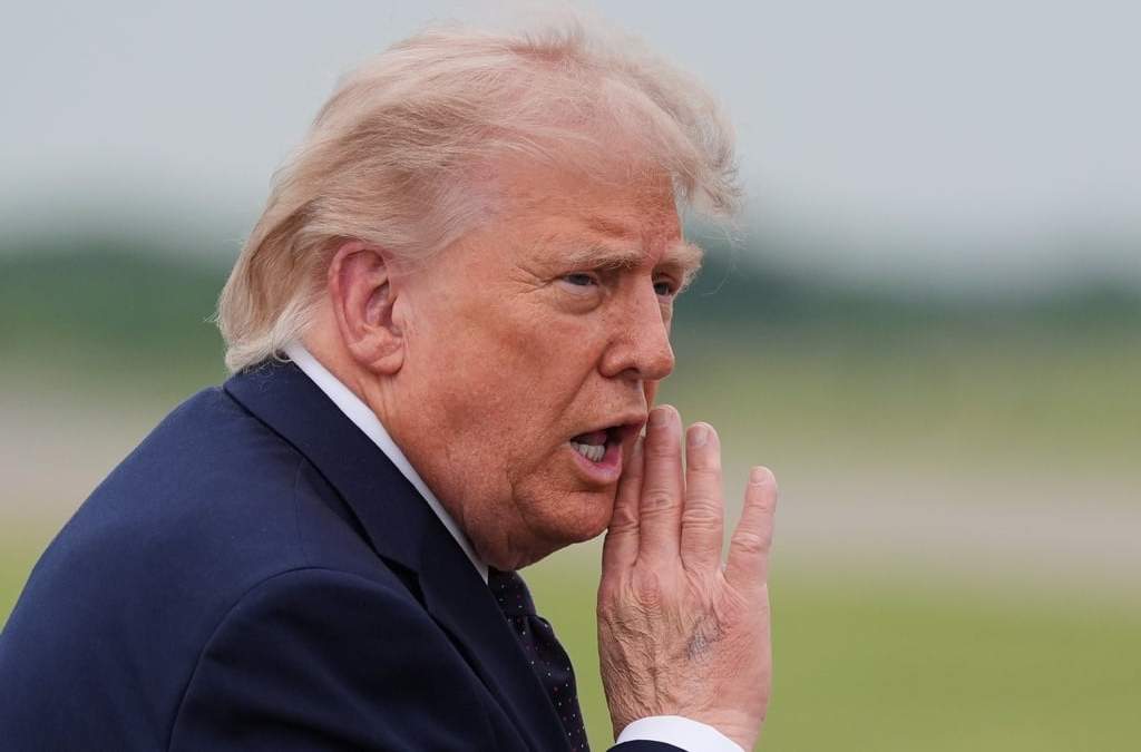 El presidente Donald Trump camina desde el Marine One para abordar el Air Force One en el aeropuerto de Morristown, Nueva Jersey el viernes 22 de mayo de 2026
