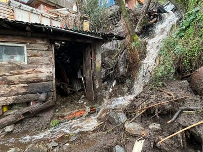 Tras poder contener el deslave en el Cerro Curruhuinca debieron evacuar a 20 familias