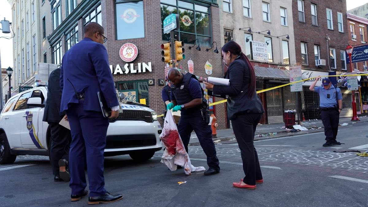 Un policía muestra una chamarra ensangrentada en el lugar del tiroteo en Filadelfia
