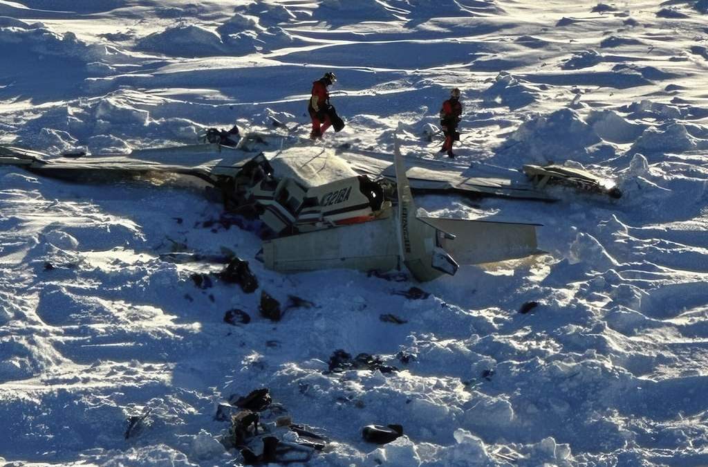Imagen distribuida por la Guardia Costera de Estados Unidos, el 7 de febrero de 2025, muestra una pequeña avioneta estrellada en el oeste de Alaska