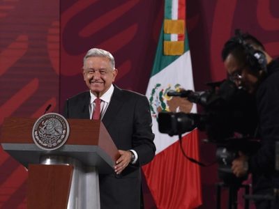 AMLO da a conocer quiénes irán con él en la primera fila en la marcha del 27 de noviembre