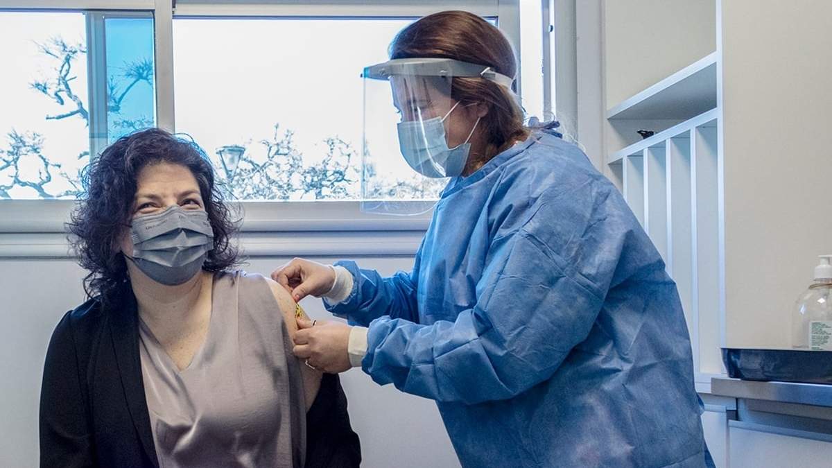La ministra de Salud de la Nación, Carla Vizzotti, recibe la vacuna contra el coronavirus. Fuente: (Twitter)