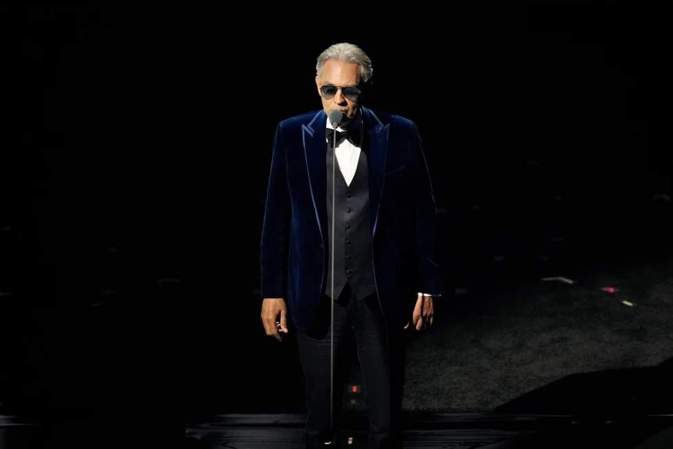 El cantante Andrea Bocelli se presenta durante el sorteo del Mundial de fútbol de 2026 en el Kennedy Center de Washington, el viernes 5 de diciembre de 2025.