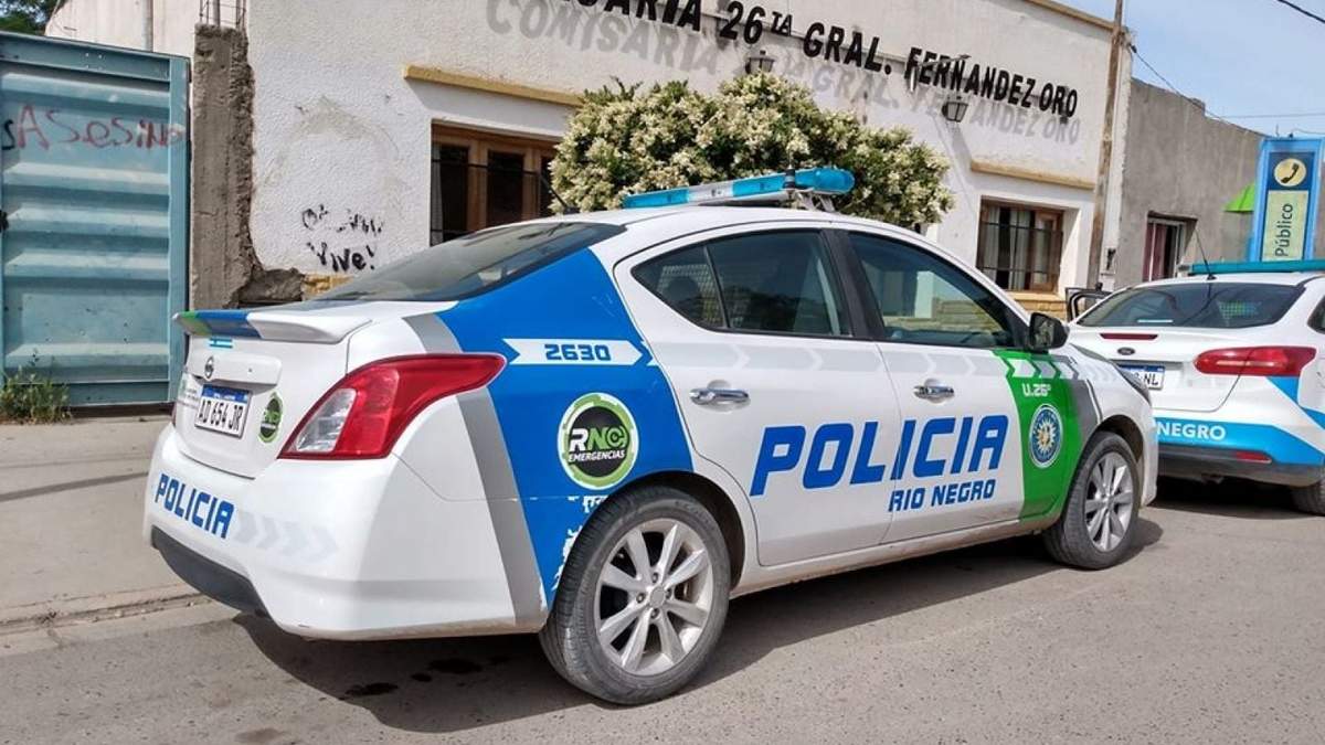 Móvil policial en la puerta de la comisaría de Fernández Oro. Fuente: (Twitter)