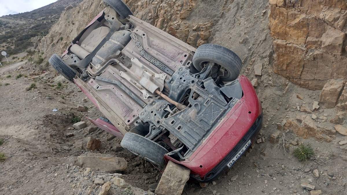 Vuelco de auto en Ruta 40. Fuente: (Facebook)