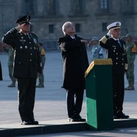 AMLO iza bandera en memoria de víctimas del sismo del 19-S
