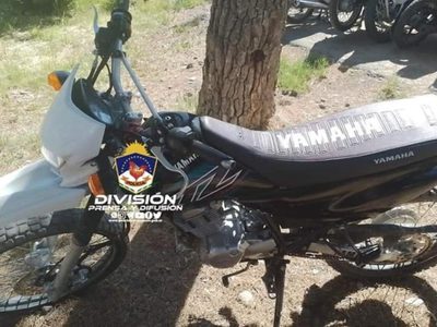 Policías realizaron un procedimiento que terminó con el secuestro de un auto y una moto