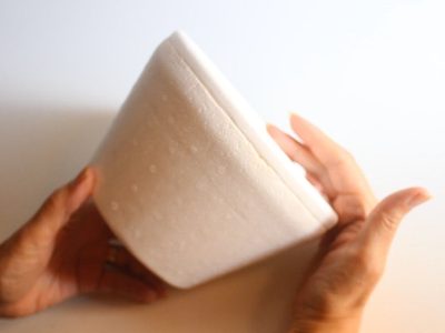 Solo necesitás un pote de telgopor y mucho papel para explorar tu vena artística y hacer esta linda maceta