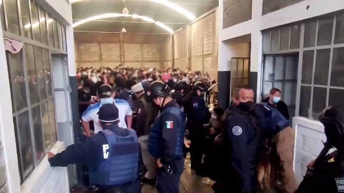 Los migrantes estaban retenidos en una bodega en Puebla