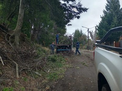 Realizan trabajos de mantenimiento en Villa la Angostura por fuertes lluvias y vientos
