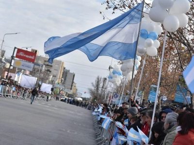 Neuquén celebra la Independencia con un desfile por Sarmiento y Mitre con chocolate caliente para el público