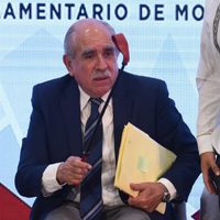 “Viene calado para reprimir parejo”: Diputada de Morena regala fuete a Pablo Gómez