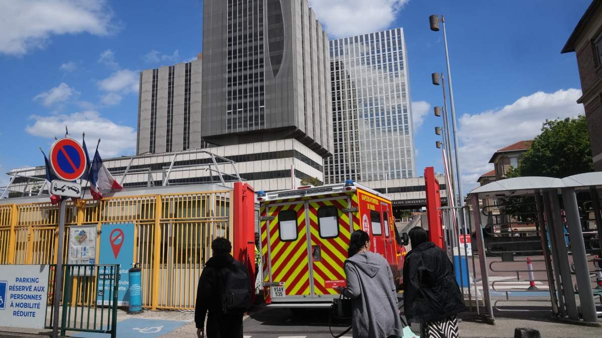 Una ambulancia entra al Hospital Bichat donde una mujer que dio positivo en la prueba de hantavirus permanece en cuidados intensivos, en París, el martes 12 de mayo de 2026