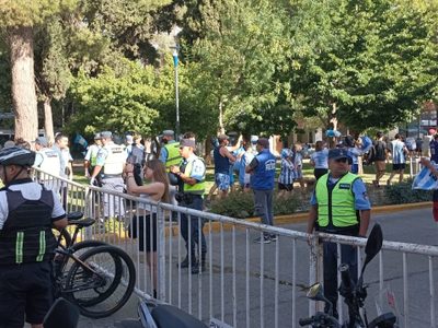 Fuerte operativo en el centro de Neuquén en la previa del partido de la Argentina
