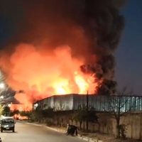 Voraz incendio en la Feria de Guaymallén deja bombera herida