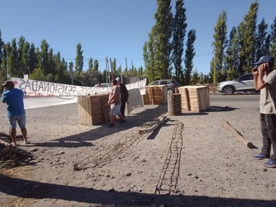 Policías retirados rionegrinos realizan cortes totales de rutas y puentes exigiendo soluciones