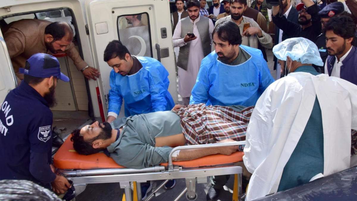 Parameédicos y voluntarios transportan a una víctima herida de la explosión de una bomba en la localidad de Mastung, a su llegada a un hospital en Quetta, Pakistán
