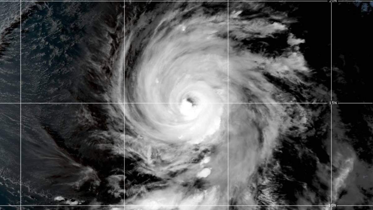 Imagen satelital del huracán Larry