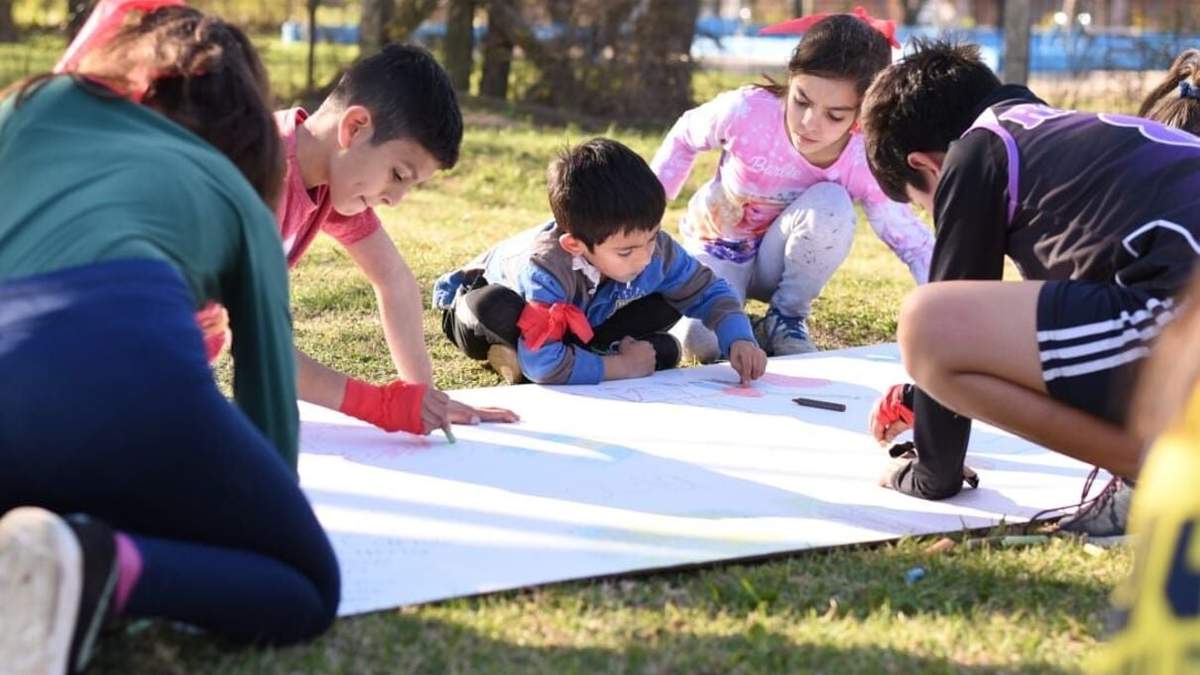 Niño y niñas en pleno juego. Fuente: (Twitter)