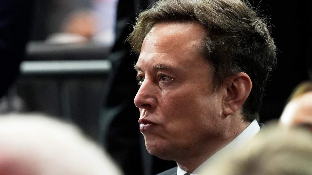 Expareja de Elon Musk demanda a su empresa de IA por imágenes sexuales falsas creadas por Grok