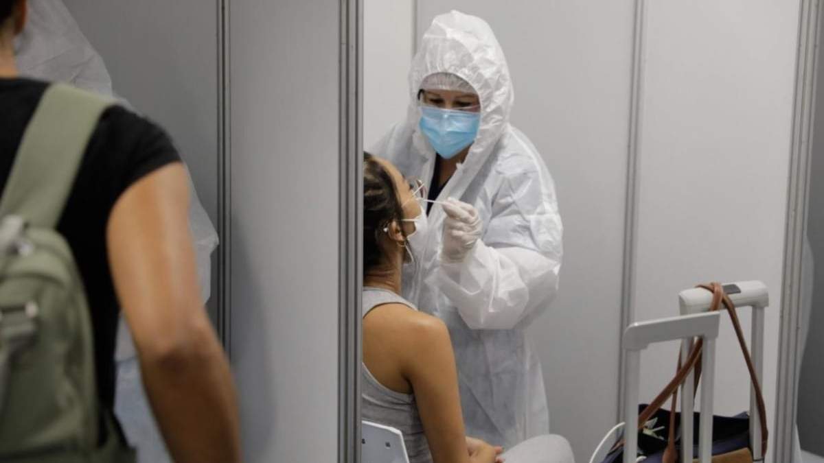 Autoridades de salud de Argentina aplican pruebas de covid-19 a pasajeros que llegan de México, Brasil y Chile