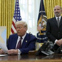Trump firma plan para imponer aranceles recíprocos; entrarán en vigor el 2 de abril