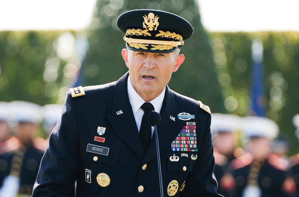 ARCHIVO - El jefe del Estado Mayor del Ejército, general Randy George, pronuncia un discurso durante la ceremonia del Día Nacional de Reconocimiento a los Prisioneros de Guerra y Desaparecidos en Combate en el Pentágono, el 19 de septiembre de 2025, en Washington