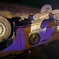 Dos trabajadores estatales resultaron heridos en un accidente mientras se trasladaban desde una zona de incendios.