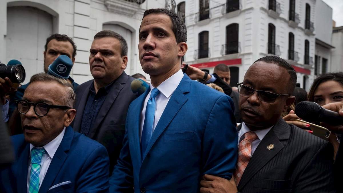 Finalmente Guaidó logró ingresar al parlamento y abrió la sesión. Fuente: (Twitter)