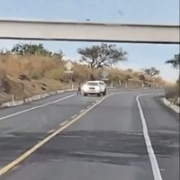 Video muestra el robo con violencia de una camioneta en la Autopista Siglo XXI en Michoacán