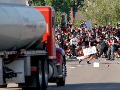 Impactantes imágenes: un camión intentó atropellar manifestantes en las protestas por George Floyd