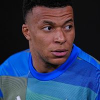 Trasciende que el Real Madrid examinó rodilla equivocada de Mbappé, pero el jugador lo desmiente