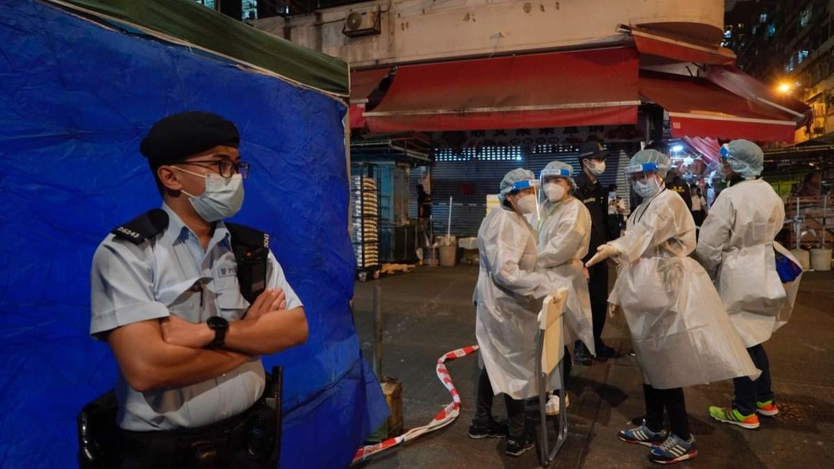 Sanitarios inspeccionan el área cerrada del distrito de Sham Shui Po, en Hong Kong