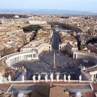 El Vaticano reafirma su posición a favor de las vacunas y pide un acceso universal