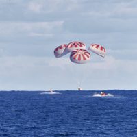 La cápsula de SpaceX regresó con éxito a la Tierra: el video del amerizaje