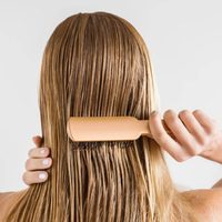 Cómo limpiar tu cepillo para el cabello y que quede como recién comprado