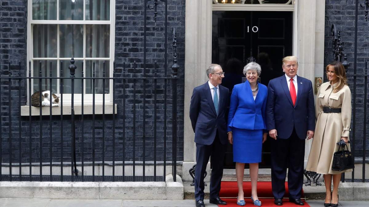 La primera ministra británica, Theresa May y su esposo Philip reciben al presidente de Estados Unidos, Donald Trump y su esposa Melania delante del número 10 de Downing Street en el centro de Londres, el 4 de junio de 2019