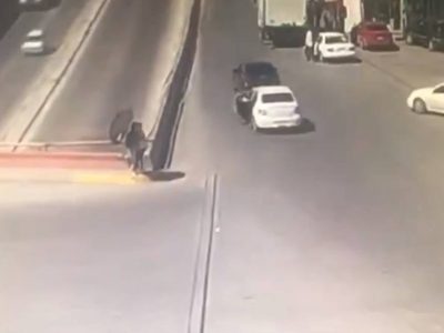 Mujer salta de un auto en movimiento y frena su secuestro; la policía detiene a tres (Video)