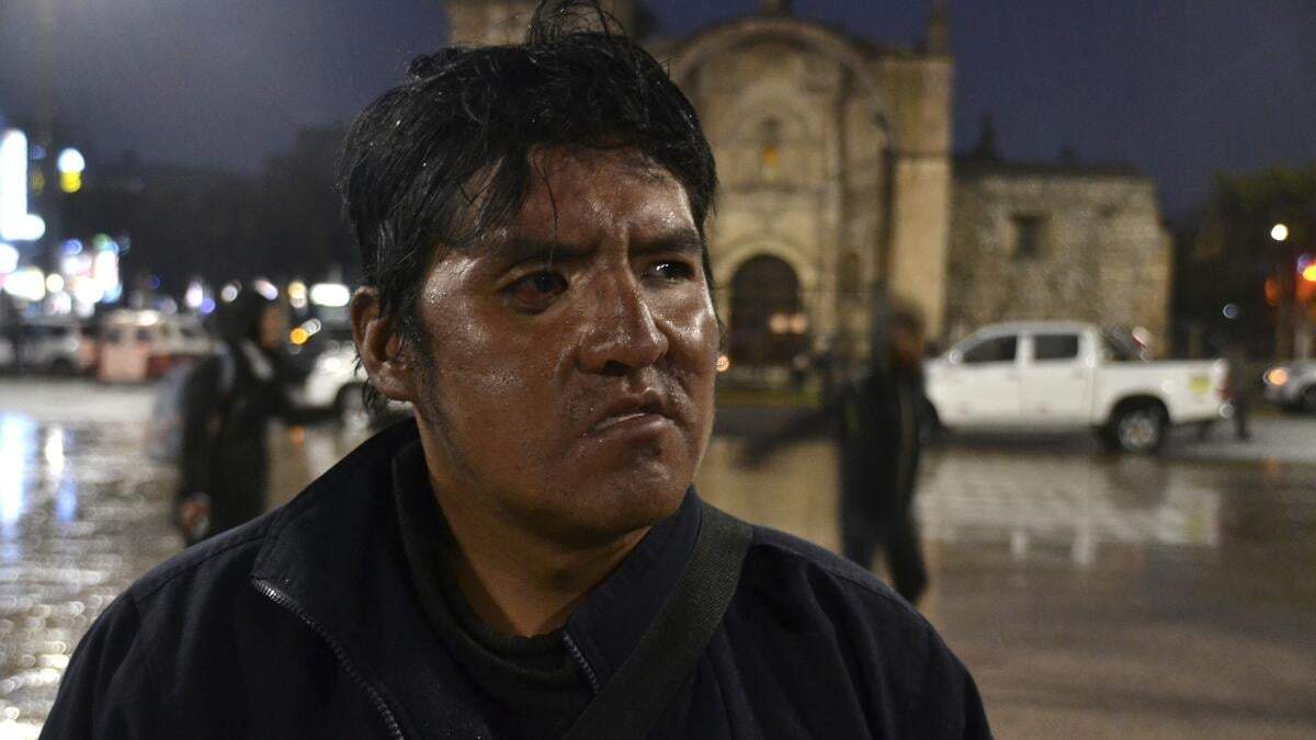 Alex Mamani, de 34 años, posa para una fotografía en la plaza principal de Juliaca, región de Puno, Perú, el viernes 1 de diciembre de 2023. Mamani recibió un disparo en la mandíbula en enero de 2023 durante las protestas que exigían la renuncia de la presidenta Dina Boluarte